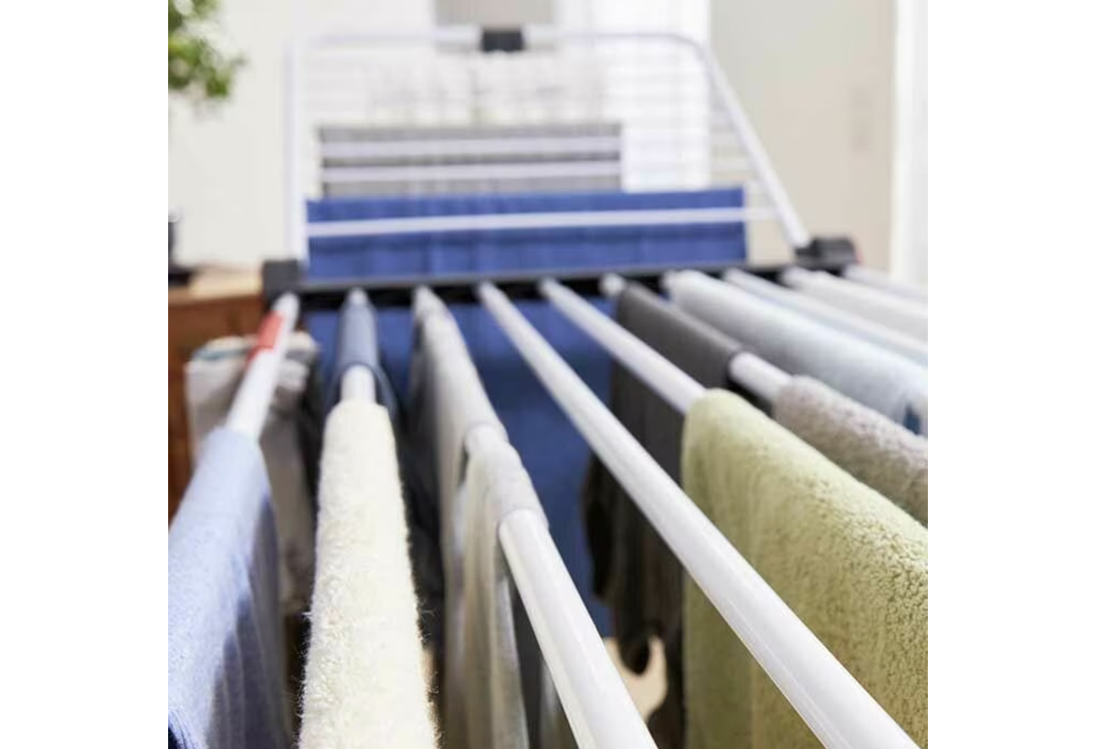 Απεικονίζονται οι βέργες τις απλώστρας από κοντινό πλάνο.